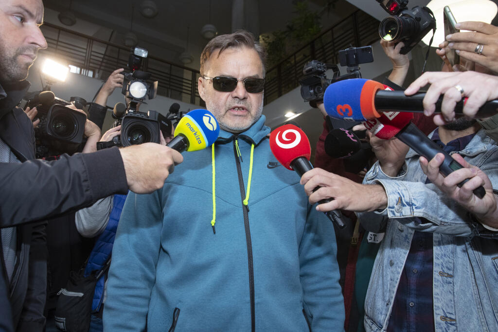Dušan Dědeček, ktorých spôsobil dopravnou nehodou na Zochovej ulici v Bratislave smrť 5 ľudí sa opätovne postavil pred sú, ktorý rozhoduje o jeho vzatí do väzby.