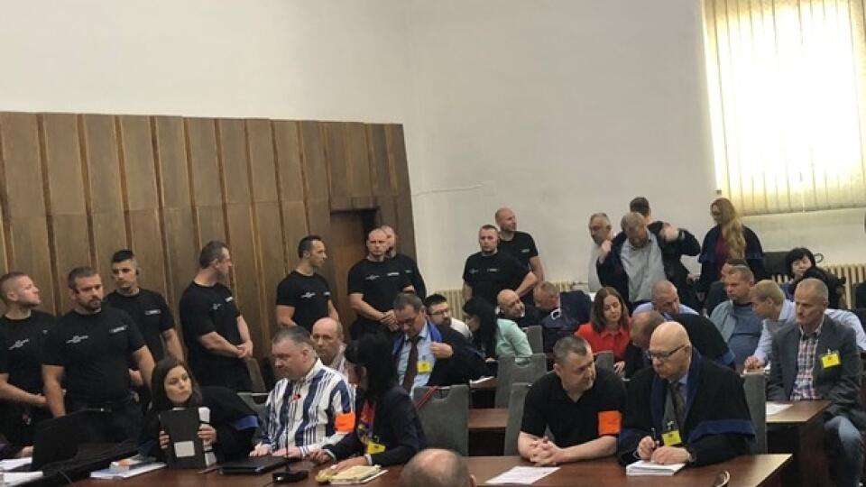 Sátorovci na súde: Viacerí z nich sa k zavraždeniu predposledného pápayovca Bélu Ecsiho priznali.