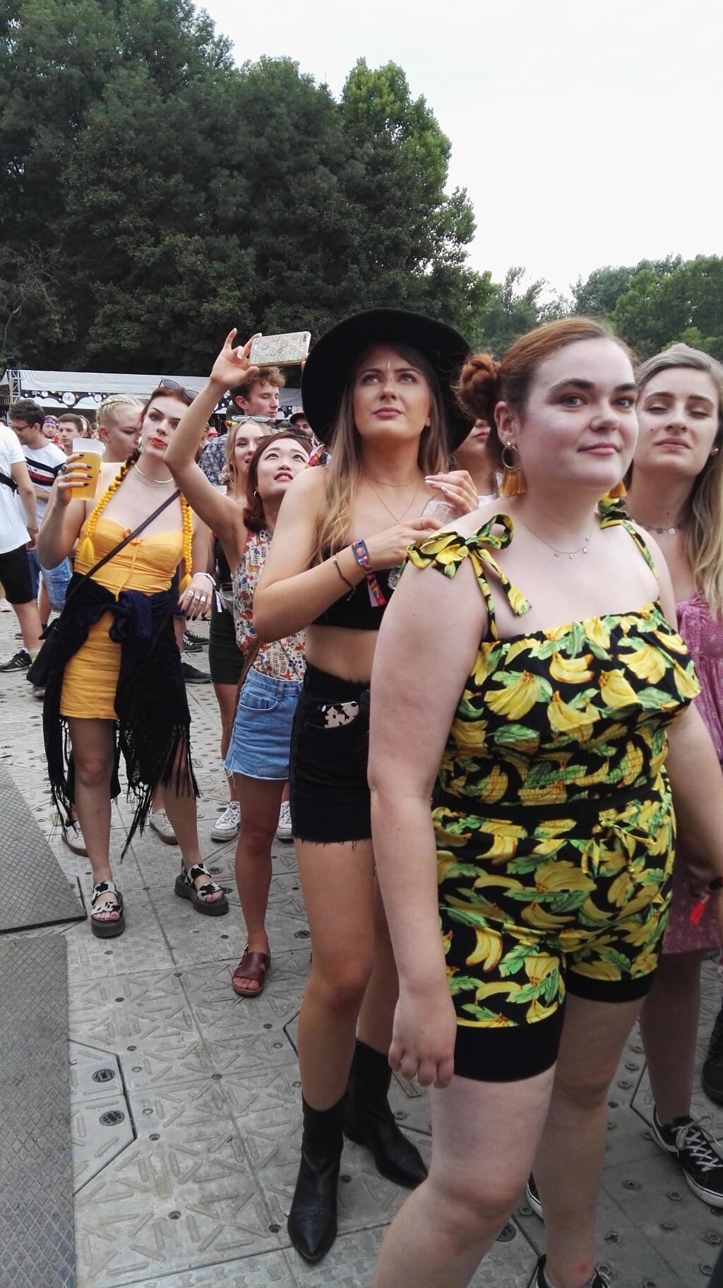 Festivalová móda zo Szigetu 2019: Trblietky na tvári, zapletené vrkoče, bohémsky look dievčat. Nechýbali bláznivé slnečné okuliare, ani hit sezóny – ľadvinky.
