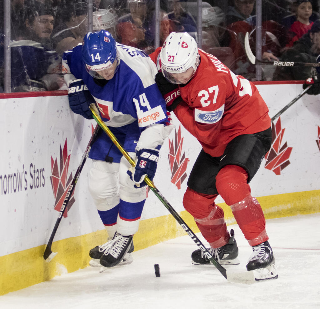 WA 82 Moncton - Slovenský hokejista Adam Sýkora (vľavo) a Švajčiar Miles Müller bojujú o puk v zápase základnej B-skupiny Švajčiarsko - Slovensko na MS hráčov do 20 rokov v kanadskom Monctone v sobotu 31. decembra 2022. FOTO TASR/AP
Slovakia's Adam Sykora, left, and Switzerland's Miles Muller battle for the puck during the second period of a preliminary round game at the world junior hockey championships in Moncton, New Brunswick, on Saturday, Dec. 31, 2022. (Ron Ward/The Canadian Press via AP)