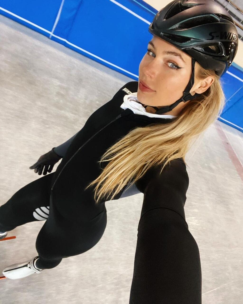 Prekrásna blondínka má neuveriteľne sexi figúru a svojimi prednosťami vyráža dych.