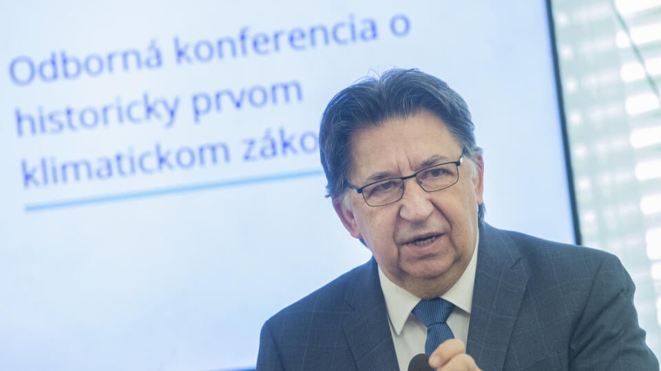 Na snímke dočasne poverený minister životného prostredia SR Ján Budaj počas príhovoru na Konferencii Ministerstva životného prostredia SR ku historicky prvému klimatickému zákonu 7. februára 2023 v Bratislave. FOTO TASR - Martin Baumann