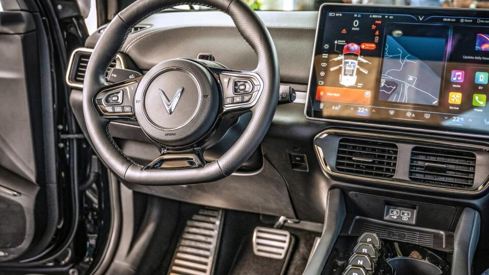 15,6-palcový displej je z dvoch tretín priamo konfigurovateľný. Základom je Android, ale spolupracuje aj s Apple CarPlay. Auto dokáže byť súčasťou systému ovládania domácnosti Smarthome.