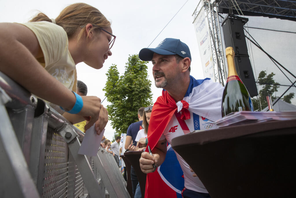 Autogramiáda slovenských olympionikov po návrate z japonského Tokia v X-Bionic Šamorín. Podpis strieborného golfistu Roryho Sabbatiniho išiel nadračku.