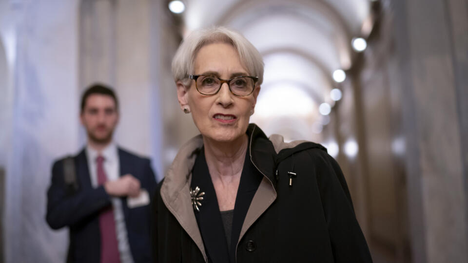 PK 62 archív Washington - Na archívnej snímke z 30. marca 2022 námestníčka amerického ministra zahraničných Wendy Shermanová prichádza do Kapitolu na brífing so senátormi o vojne na Ukrajine so senátormi vo Washingtone. V súvislosti s vojenskými manévrami Číny pri Taiwane a ruskej invázii na Ukrajinu vyzvali USA štáty tichomorskej oblasti, aby bránili demokraciu.