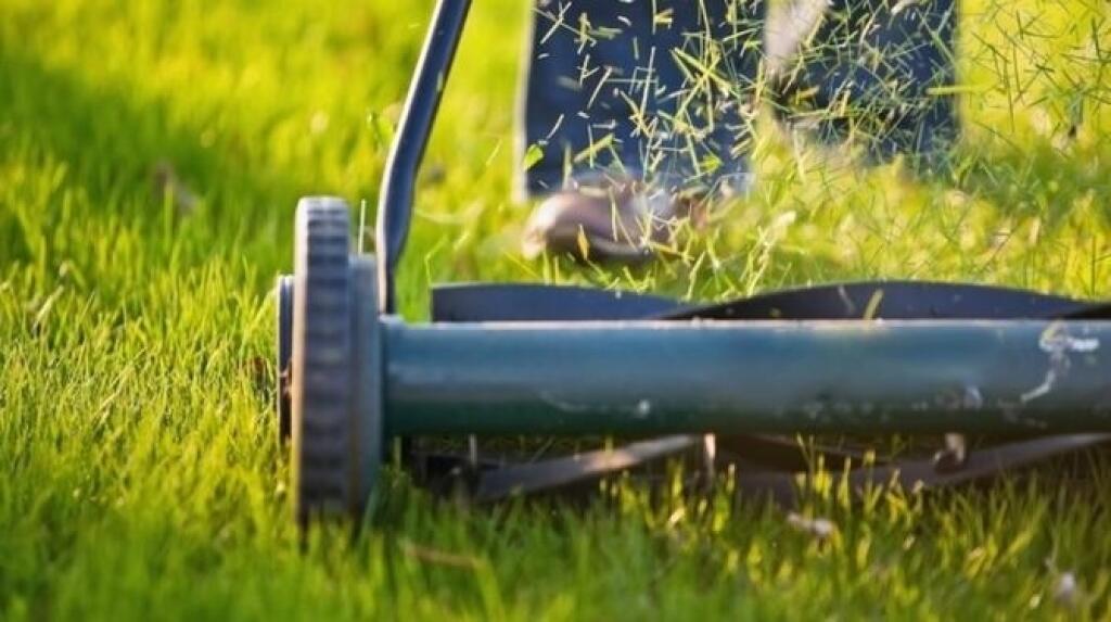 Majte krásny a zdravý trávnik a zostaňte pri tom fit! Vďaka fyzickej aktivite a správnym výživovým doplnkom zabudnete na únavu.