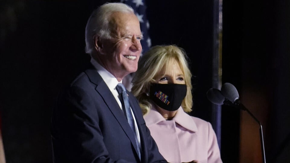 JB 4 Wilmington - Demokratický kandidát na prezidenta USA a bývalý americký viceprezident Joe Biden počas príhovoru k svojim stúpencom v meste Wilmington, v americkom štáte Delaware 4. novembra 2020. Vpravo stojí jeho manželka Jill Bidenová. Biden vyjadril presvedčenie, že je na dobrej ceste vyhrať utorňajšie prezidentské voľby v USA. FOTO TASR/AP

Democratic presidential candidate former Vice President Joe Biden speaks to supporters, early Wednesday, Nov. 4, 2020, in Wilmington, Del., as Jill B