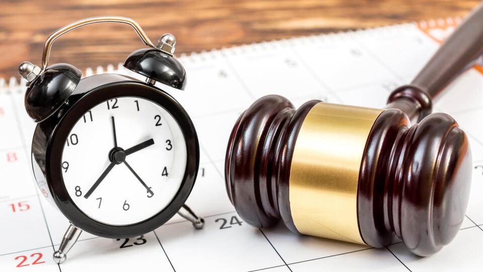 Judge's,Gavel,With,Clock,And,Calendar,On,The,Table.