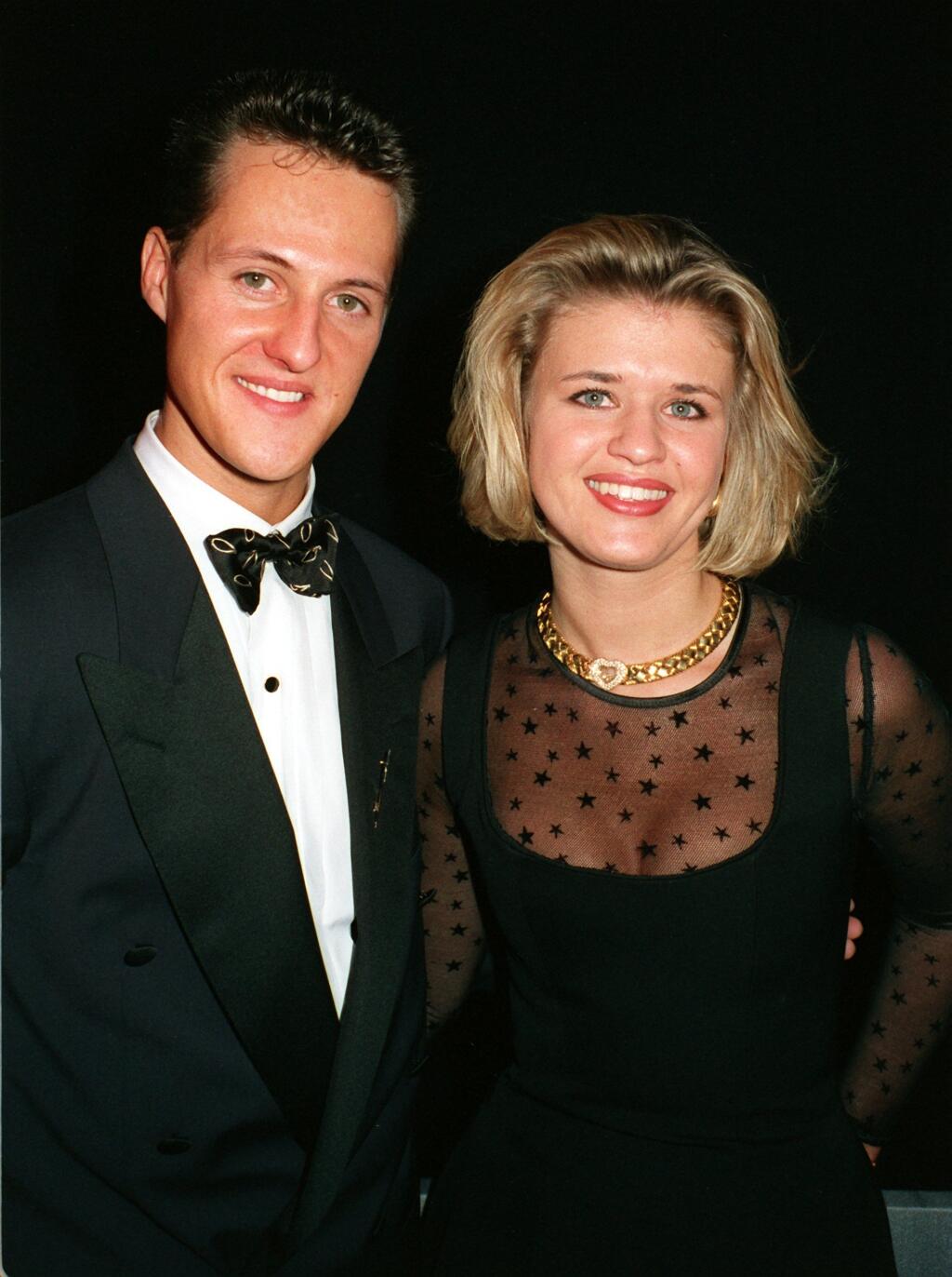 1993 - Schumacher randil s Corinnou od roku 1991, keď bol ešte neznámy jazdec. Corinna mala za sebou dvojročný vzťah s Michaelovym súperom Heinzom Haraldom Frentzenom.