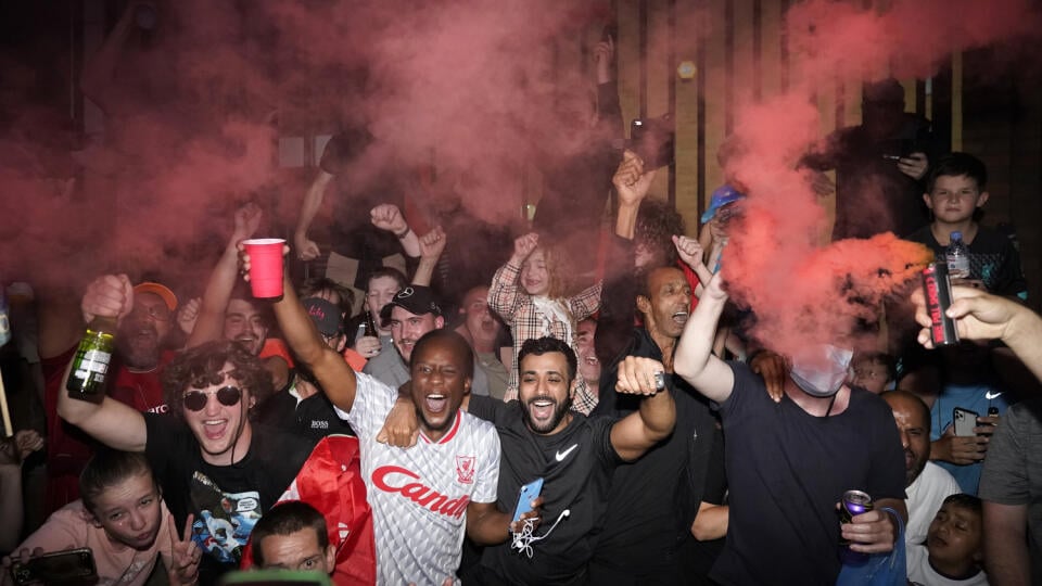 Liverpoolski fanúšikovia oslavovali aj napriek pandémii. Mesto sa zahalilo do červenej.