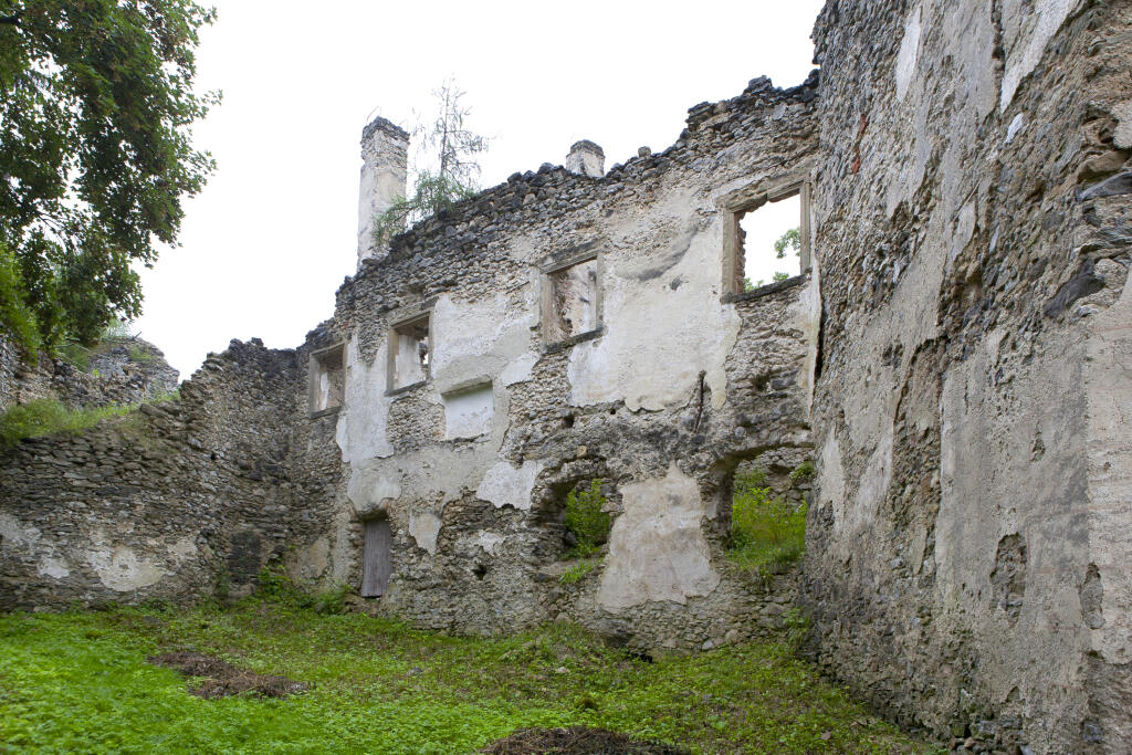 Počas búrok sa na Sklabinskom hrade v okrese Martin údajne zjavuje duch rytiera bez tváre, v noci počuť v chodbách zrúcaniny rinčanie reťazí a zbraní či rôzne hlasy. Ďalšia legenda hovorí o obrovskom hadovi s uhrančivým pohľadom, ktorý žije v zemi pod hradom a živí sa krvou a vínom. Kto sa naňho pozrie, na mieste skamenie.