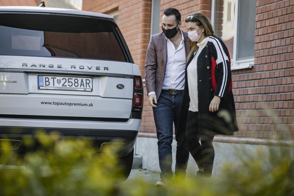 Na snímke europoslankyňa Monika Beňová odchádza spoločne so svojim partnerom, 36-ročným advokátom Ľubomír Klčom a ich spoločnou dcérou Leou z bratislavskej pôrodnice Koch.