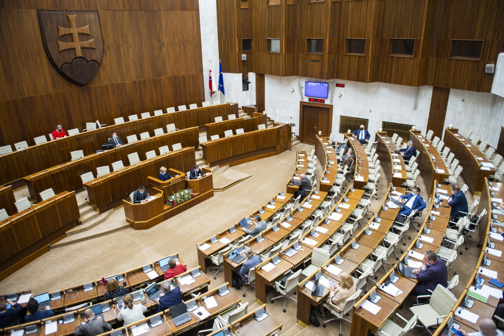 Na snímke poslanci počas zasadnutia 18. schôdze parlamentu v utorok 8. decembra 2020 v Bratislave. FOTO TASR - Jakub Kotian