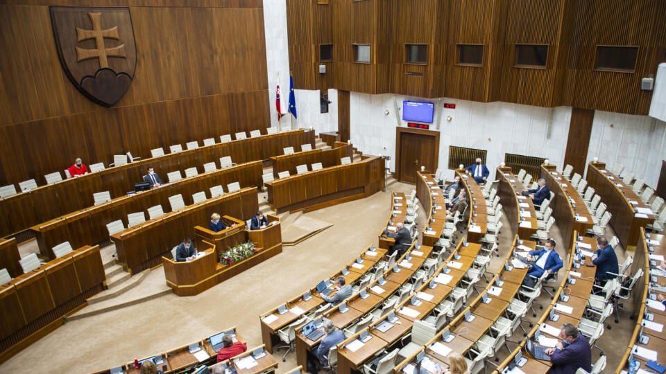 Na snímke poslanci počas zasadnutia 18. schôdze parlamentu v utorok 8. decembra 2020 v Bratislave. FOTO TASR - Jakub Kotian