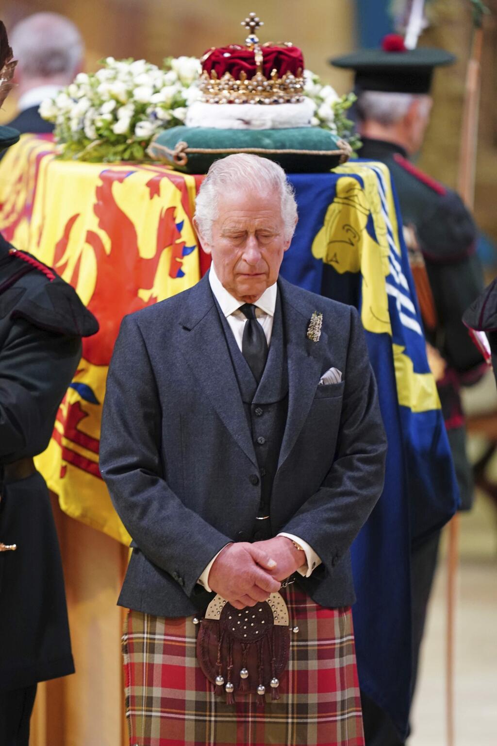 Potomkovia Alžbety II. - britský kráľ Karol III. (uprostred), princezná Anna, princ Edward a Andrew (nie sú na snímke) vzdávajú hold zosnulej britskej kráľovnej počas tradičnej vigílie princov v Katedrále svätého Egídia v škótskom Edinburghu v pondelok 12. septembra 2022.