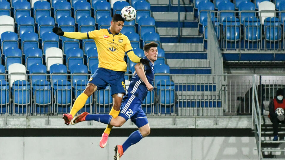 Na snímke zľava Eric Kleybel Ramirez (Dunajská Streda) a Matúš Kuník (Nitra) v zápase 14. kola Fortuna ligy FC Nitra - DAC Dunajská Streda 21. novembra 2020 v Nitre. FOTO TASR - Henrich Mišovič