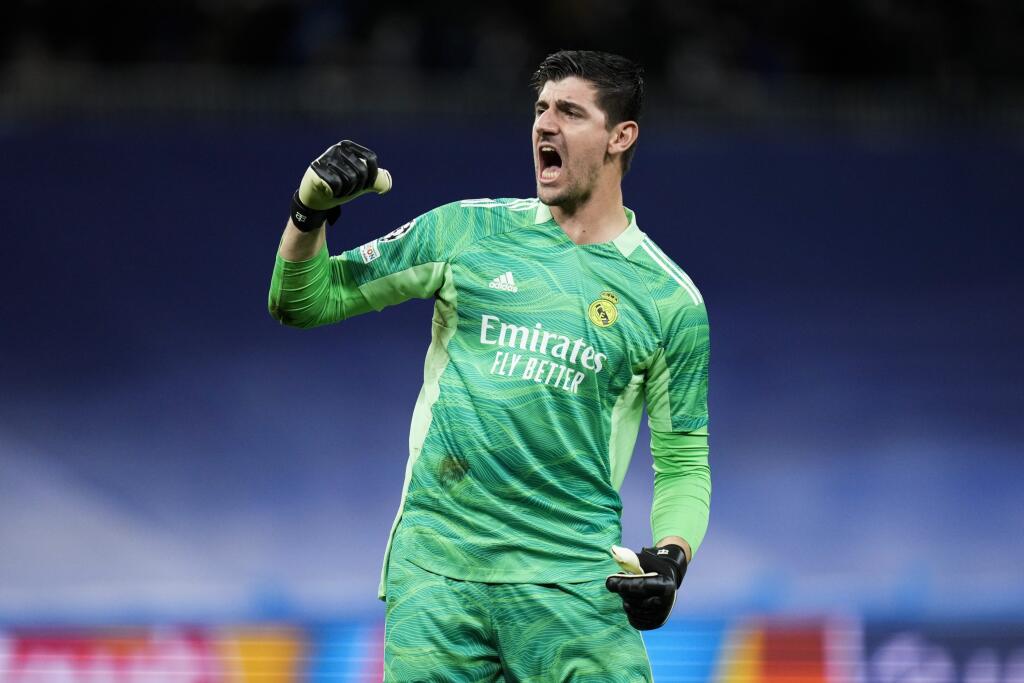 Brankár Realu Madrid Thibaut Courtois oslavuje po tom, ako jeho spoluhráč Toni Kroos skóroval v zápase D-skupiny Ligy majstrov Real Madrid - Inter Miláno v Madride 7. decembra 2021.