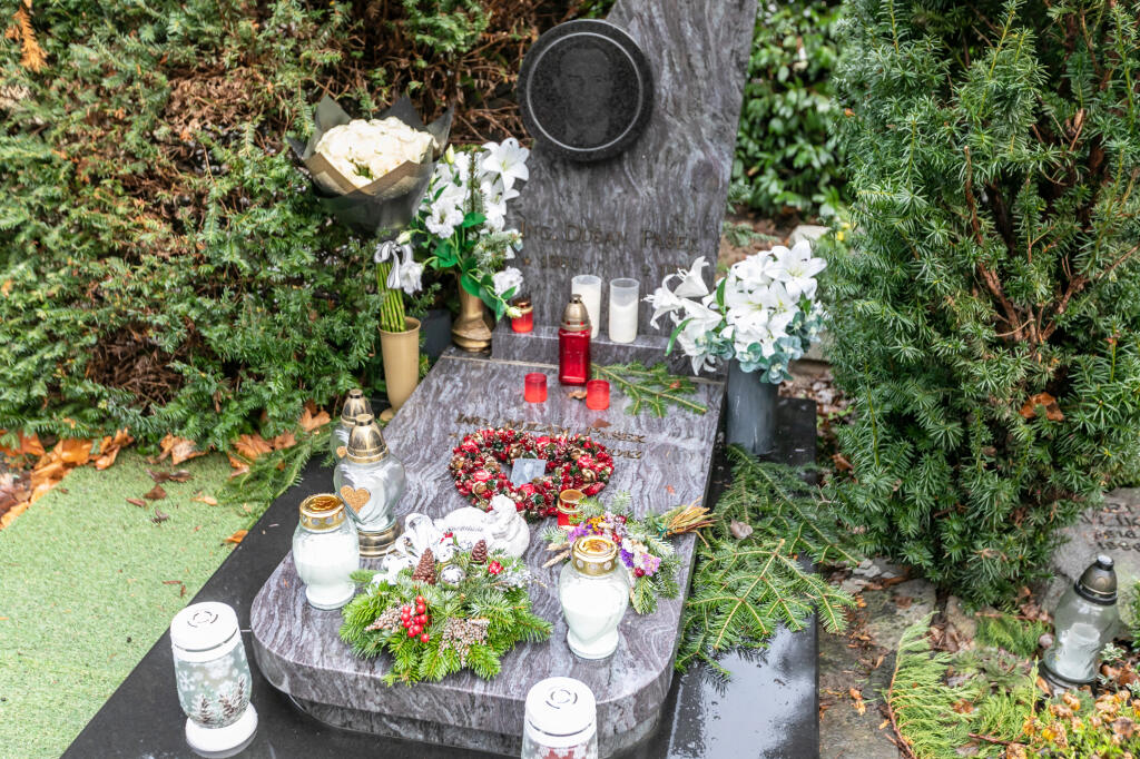 Rodina sa „Cecove“ pozostatky rozhodla uložiť do rodinného hrobu na cintoríne na Slávičom údolí, kde v pokoji odpočívajú aj jeho dedko Milan i slávny otec Dušan starší.