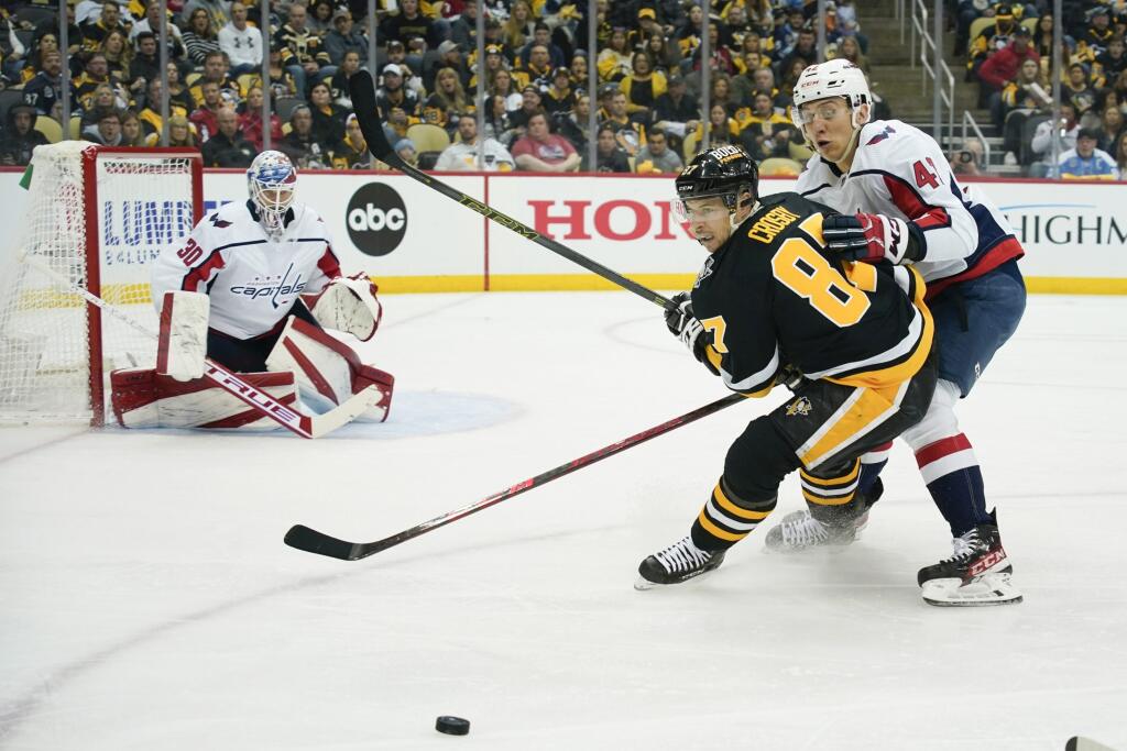 WA 11 Pittsburgh - Slovenský hokejista v drese Washingtonu Capitals Martin Fehérváry (vpravo) a kapitán Pittsburghu Penguins Sidney Crosby bojujú o puk počas zápasu zámorskej hokejovej NHL Pittsburgh Penguins - Washington Capitals v Pittsburghu v sobotu 9. apríla 2022. FOTO TASR/AP
The puck moves to the corner past Pittsburgh Penguins' Sidney Crosby (87) and Washington Capitals' Martin Fehervary during the second period of an NHL hockey game, Saturday, April 9, 2022, in Pittsburgh. (AP Photo/K