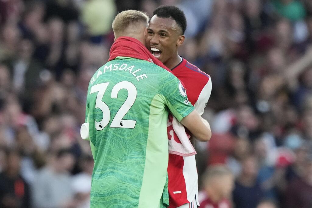 Tretiu ligovú výhru za sebou zaknihovali futbalisti Arsenalu Londýn, keď v nedeľnom mestskom derby v rámci 6. kola Premier League zdolali Tottenham Hotspur 3:1.