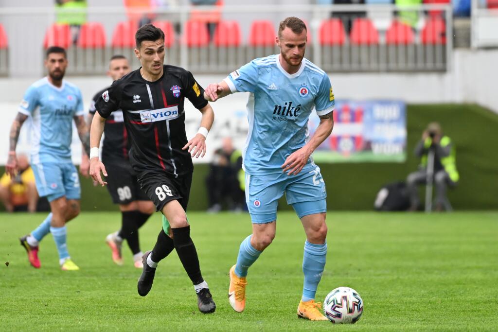Na snímke vľavo hráč ViOnu Alexandros Kyziridis a hráč Slovana Lukáš Pauschek počas zápasu 9. kola nadstavbovej časti Fortuna ligy skupiny o titul medzi FC ViOn Zlaté Moravce - ŠK Slovan Bratislava v sobotu 15. mája 2021 v Zlatých Moravciach. FOTO TASR - Lukáš Grinaj
