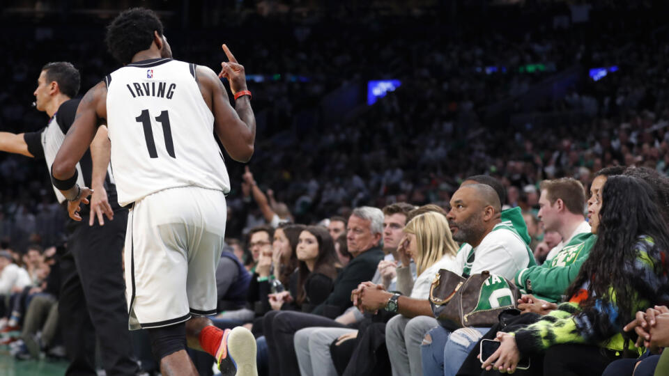 Hviezdny rozohrávač Brooklynu si neodpustil obscénne gestá smerom k publiku.