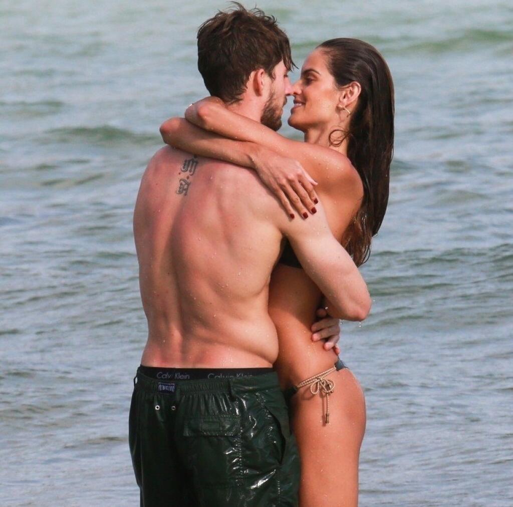 Keď idú Izabel a Kevin na dovolenku, majú v pätách paparazzi fotografov. Tí ich často prichytia pri poriadnych pikantnostiach.