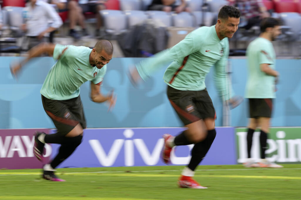 KK9 Mníchov - Portugalskí futbalisti Cristiano Ronaldo (vpravo) a Pepe počas tréningu portugalskej futbalovej reprezentácie na ME vo futbale 18. júna 2021 v Mníchove. Portugalsko odohrá v sobotu zápas skupiny F proti Nemecku. FOTO TASR/AP
Portugal's Cristiano Ronaldo, right, and his team mate Pepe warm up during a training session at the football arena stadium in Munich, Friday, June 18, 2021 the day before the Euro 2020 soccer championship group F match between Portugal and Germany. (AP Photo/M