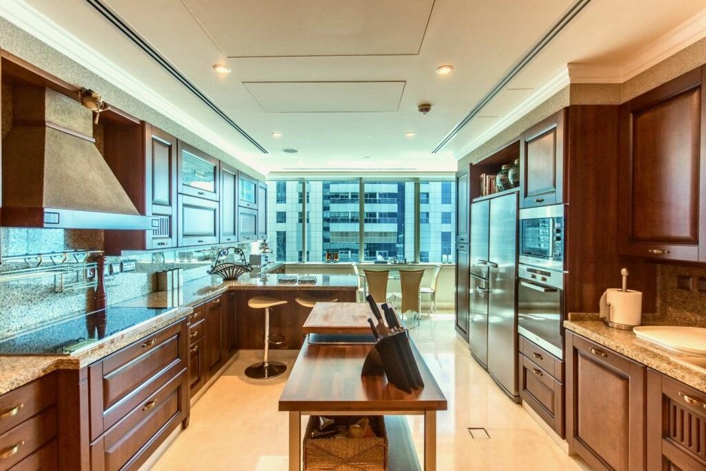 Keď boli Federerovci v Dubaji, užívali si v luxusnom apartmáne. kuchyňa je snom každej gazdinky.