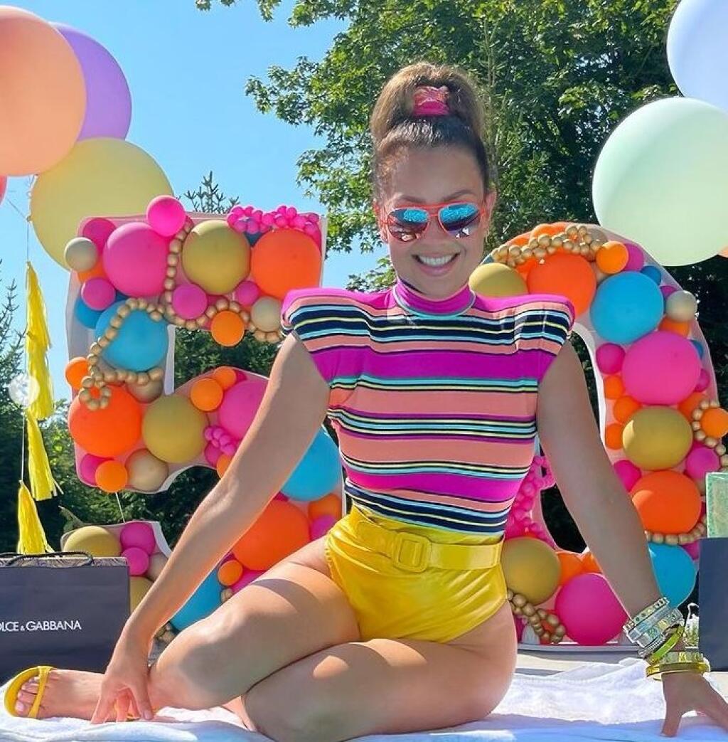 Thalía oslávila 50 rokov, ale vyzerá skôr ako sladká tridsiatnička.