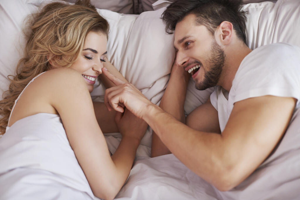 Všímajte si jeho reč tela. Zrkadlí vaše gestá? Ak áno, znamená to, že sa vás snaží pochopiť, nájsť s vami spoločné veci, témy, body. Chce sa s vami dostať na rovnakú vlnovú dĺžku. Podvedome to vyjadruje práve jeho reč tela.