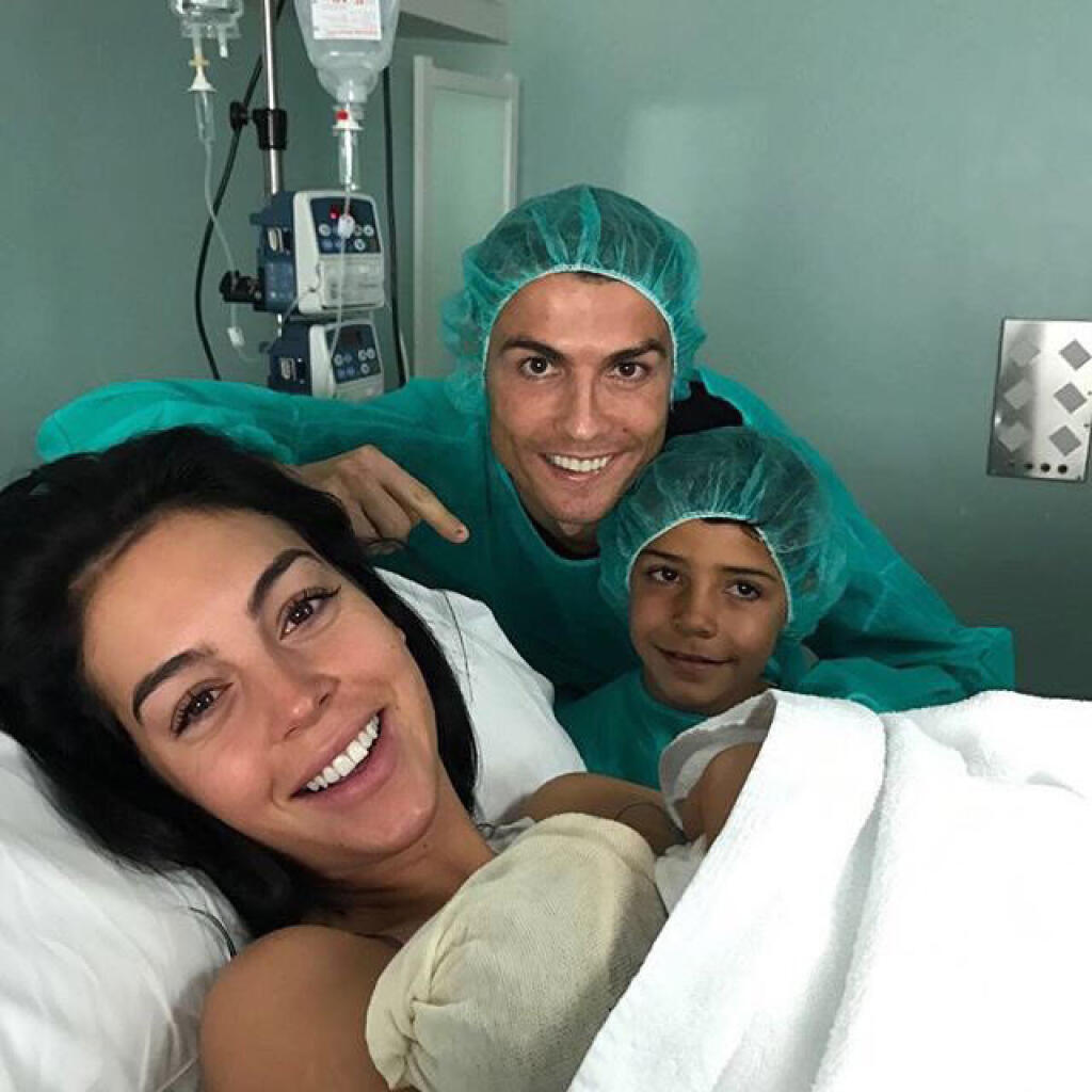 Georgina porodila prvú dcérku Alanu Martinu pred vyše štyrmi rokmi v súkromnej klinike v Madride. V tomto zariadení ju zachytili fotografi v januári tohto roka, čo nahrávalo scenáru, že dvojičky privedie na svet práve tam. Zábery tesne pred týmto pôrodom však hovorili niečo iné.