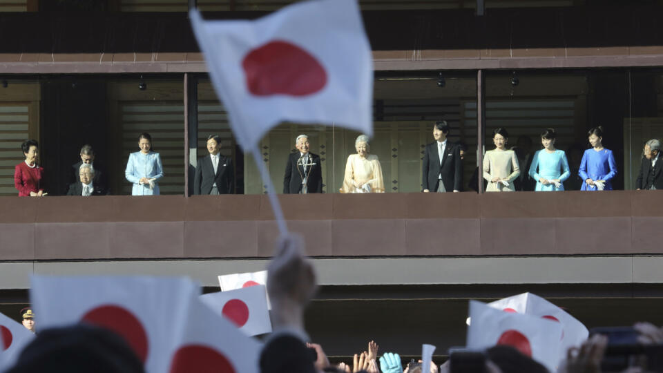 Ako na dôchodku: Japonský cisár Akihito a jeho manželka Mičiko sa prechádzajú v záhrade cisárskeho paláca v Tokiu. Akihito však ešte na dôchodku nie je. Jeho abdikácia je naplánovaná až na budúci rok.