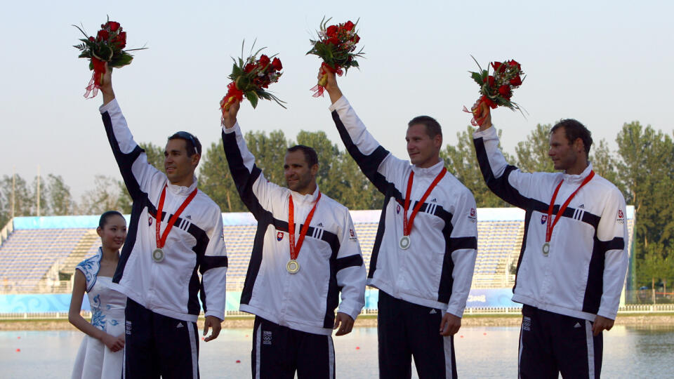 Pamätné tabule piatich komárňanských kajakárskych olympijských medailistov - Erika Vlčeka, Juraja Tarra, Michala Riszdorfera, Richarda Riszdorfera a Juraja Baču - odhalili v utorok v priestoroch Základnej školy na Pohraničnej ulici v Komárne.