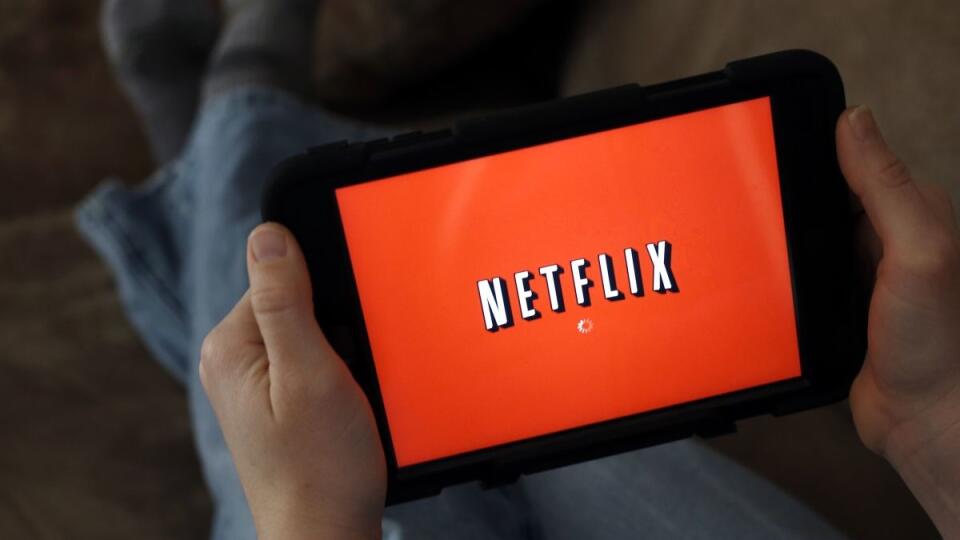 KK23 North Andover - Na archívnej snímke zo 17. januára 2014 muž si pozerá tablet v North Andoveri. Výsledky Netflixu za 3. kvartál prekonali očakávania Wall Street. Spoločnosť tiež získala v uplynulom štvrťroku viac zákazníkov, než sa predpokladalo. Jej akcia v poburzovom obchodovaní prudko vyskočila. Zisk online videotéky za tri mesiace od júla do konca septembra dosiahol 51,5 milióna USD (46,84 miliardy eur). Čistý zisk na akciu predstavoval 12 centov, pričom analytici v priemere počítali so
