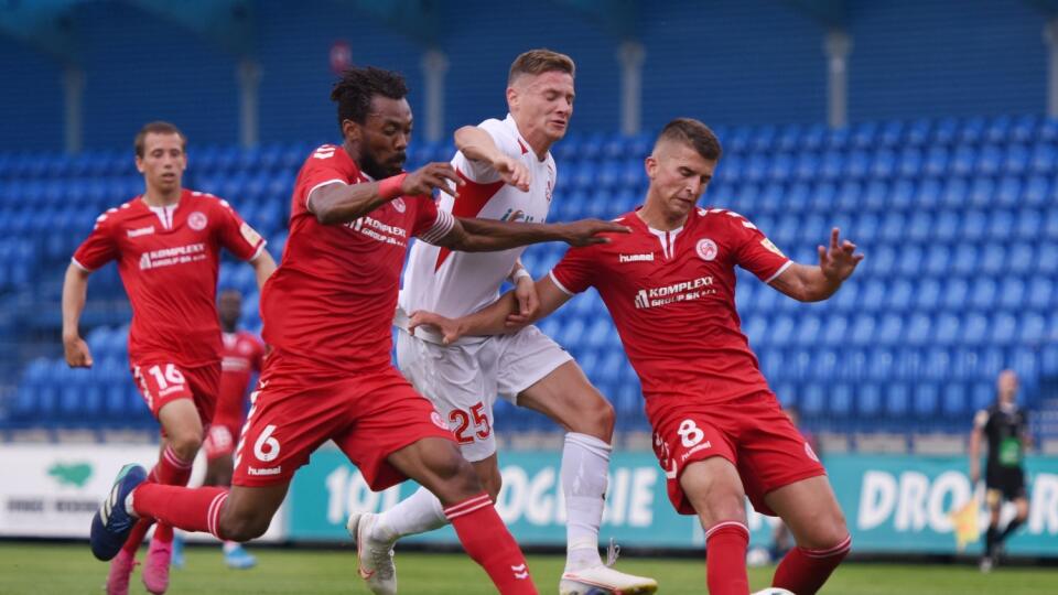 Na snímke zľava kapitán Senice Joss Moudoumbou Didiba, hráč Serede Dino Špehar a hráč Senice Kristián Lukáčik počas zápasu 1. kola nadstavby Fortuna ligy o záchranu medzi FK Senica - ŠKF iClinic Sereď v sobotu 13. júna 2020 v Senici. FOTO TASR - Lukáš Grinaj