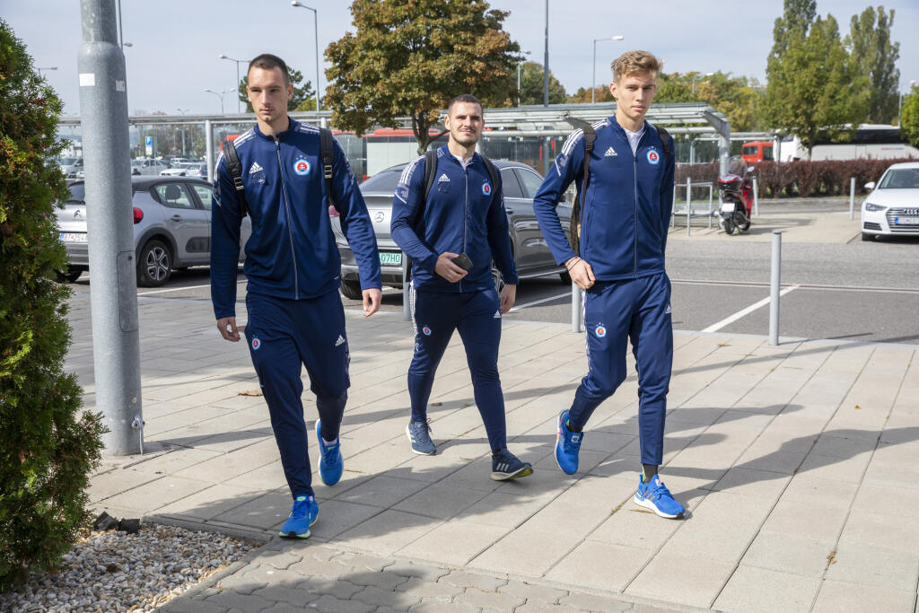 Na snímke sú futbalisti a funkcionári Slovana Bratislava pred odletom do Bazileja.