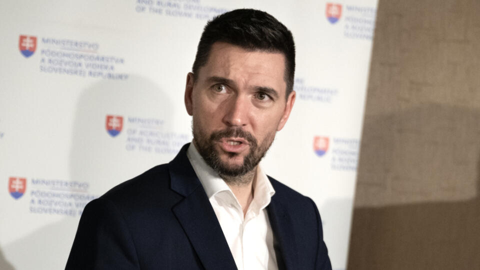 Na snímke minister pôdohospodárstva a rozvoja vidieka SR Richard Takáč (Smer-SD) počas brífingu rezortu a zástupcov farmárov po výsledkoch rokovania v piatok 22. marca 2024 v Bratislave. FOTO TASR - Pavel Neubauer