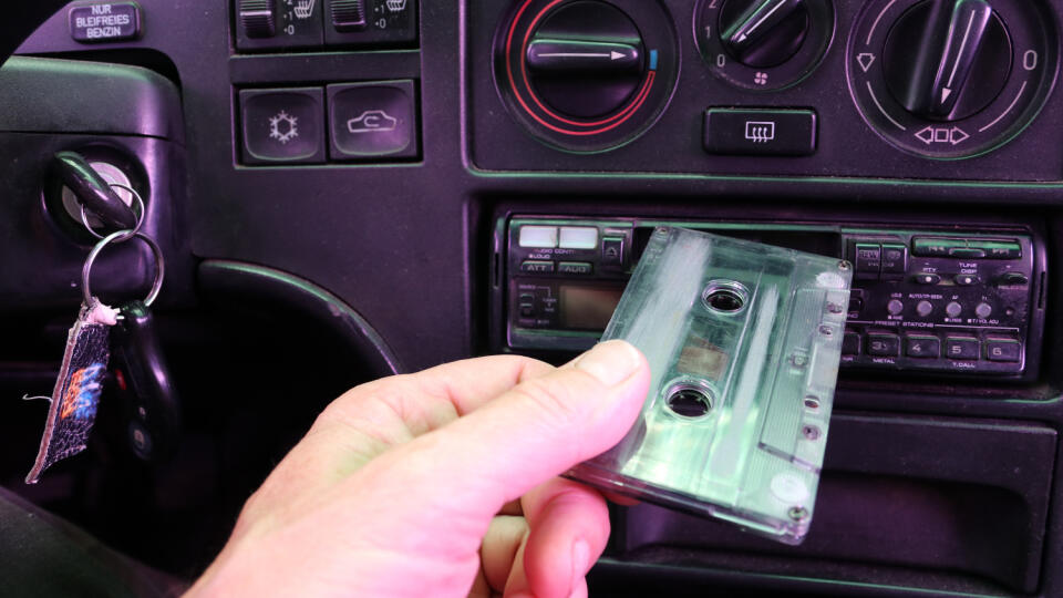 Kazetový prehrávač. A k nemu puzdro na desať alebo dvadsať kaziet v priečinku pred spolujazdcom alebo v kufri. Stále je to audio technológia, ktorá kraľovala najdlhšie obdobie, ak nerátame samotné rádio.