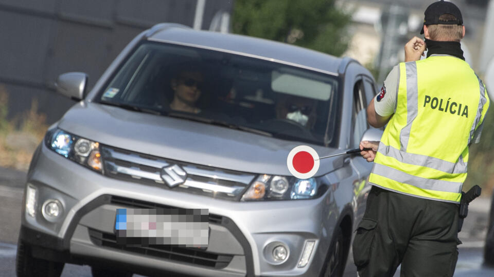 Na bývalých hraničných priechodoch Berg a Jarovce-Kittsee budú v najbližších dňoch prebiehať intenzívne policajné kontroly. Zamerané budú na karanténne povinnosti po vstupe na územie Slovenska. Na snímke policajti kontrolujú vodičov na hraničnom prechode Petržalka-Berg 24. júna 2021. FOTO TASR - Martin Baumann