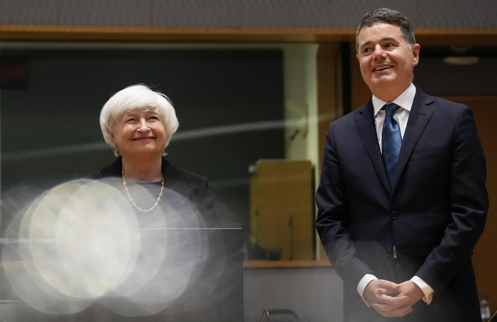 KK14 Brusel - Americká ministerka financií Janet Yellenová a írsky minister financií Paschal Donohoe počas zasadnutia ministrov financií Euroskupiny  12. júla 2021 v Bruseli. FOTO TASR/AP
U.S. Treasury Secretary Janet Yellen, left, and Ireland's Finance Minister Paschal Donohoe pose prior to a meeting of the eurogroup finance ministers at the European Council building in Brussels on Monday, July 12, 2021. (AP Photo/Virginia Mayo)