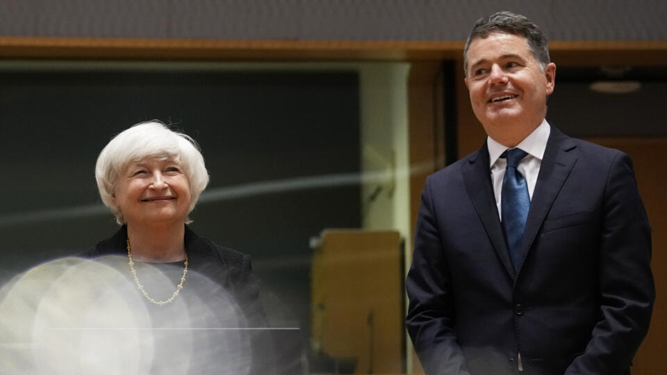 KK14 Brusel - Americká ministerka financií Janet Yellenová a írsky minister financií Paschal Donohoe počas zasadnutia ministrov financií Euroskupiny 12. júla 2021 v Bruseli. FOTO TASR/AP
U.S. Treasury Secretary Janet Yellen, left, and Ireland's Finance Minister Paschal Donohoe pose prior to a meeting of the eurogroup finance ministers at the European Council building in Brussels on Monday, July 12, 2021. (AP Photo/Virginia Mayo)