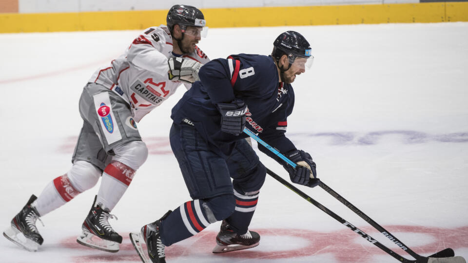 Na snímke vpravo Michal Sersen (Slovan) a vľavo Michel Miklík (Capitals) v prípravnom hokejovom zápase medzi HC Slovan Bratislava - iClinic Bratislava Capitals 25. septembra 2020 v Bratislave. FOTO TASR - Martin Baumann

