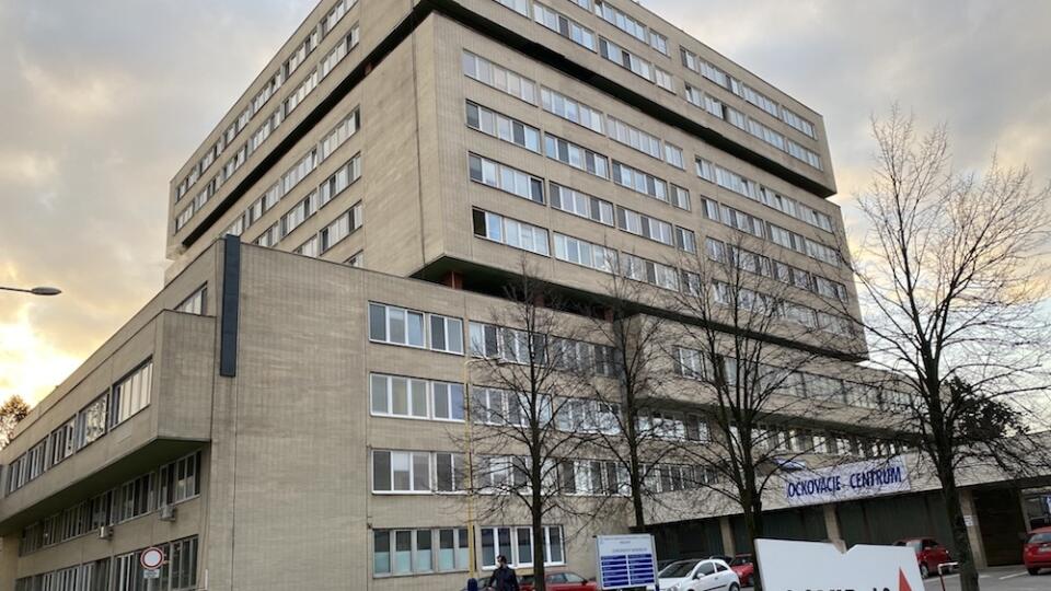 Vakcinačné centrum prešovskej nemocnici sídli v aule chirurgického monobloku.