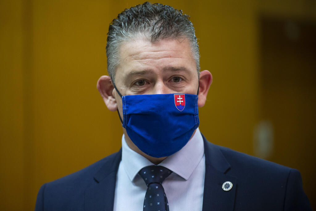 Na snímke minister vnútra SR Roman Mikulec  (OĽaNO) prichádza na rokovanie 42. schôdze vlády SR 12. októbra 2020 v Bratislave. FOTO TASR - Jakub Kotian