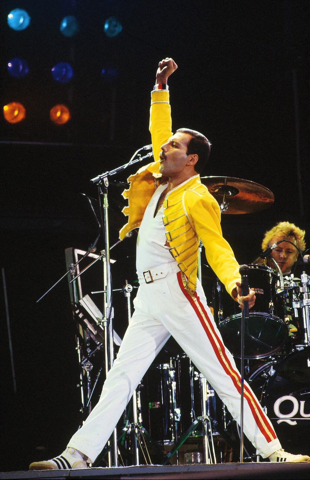 Freddie Mercury v roku 1985 na koncerte Live Aid vo Wembley.