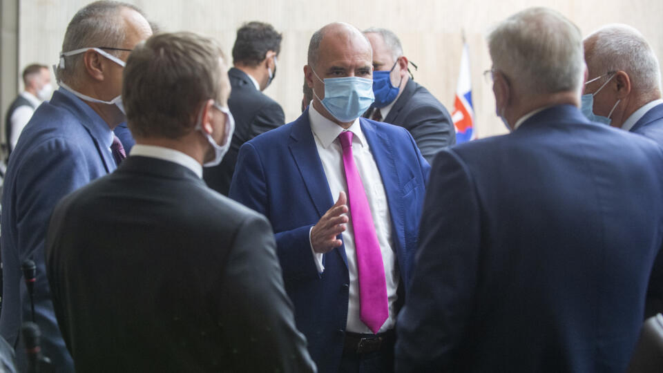 Na snímke uprostred viceprezident Republikovej únie zamestnávateľov (RÚZ) Mário Lelovský počas 1. rokovania Hospodárskej a sociálnej rady SR 21. mája 2020 v Bratislave. FOTO TASR - Jakub Kotian