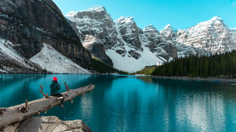 Beautiful,Turquoise,Waters,,Moraine,Lake,With,Snow-covered,Rocky,Mountains,In