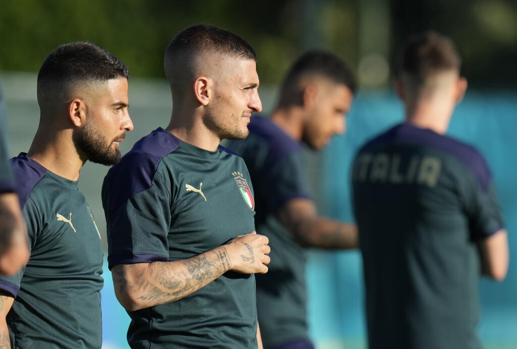 KK49 Rím - Talianski futbalisti Lorenzo Insigne (vľavo) a Marco Verratti počas tréningu talianskej futbalovej reprezentácie na ME vo futbale 15. júna 2021 v Ríme. Taliansko odohrá v stredu zápas v základnej A-skupine proti Švajčiarsku. FOTO TASR/AP
Italy's Lorenzo Insigne, left, and Marco Verratti attend a training session at Rome's Acqua Acetosa training center, Tuesday, June 15, 2021, the day before the Euro 2020 soccer championship group A match between Italy and Switzerland. (AP Photo/Alessa