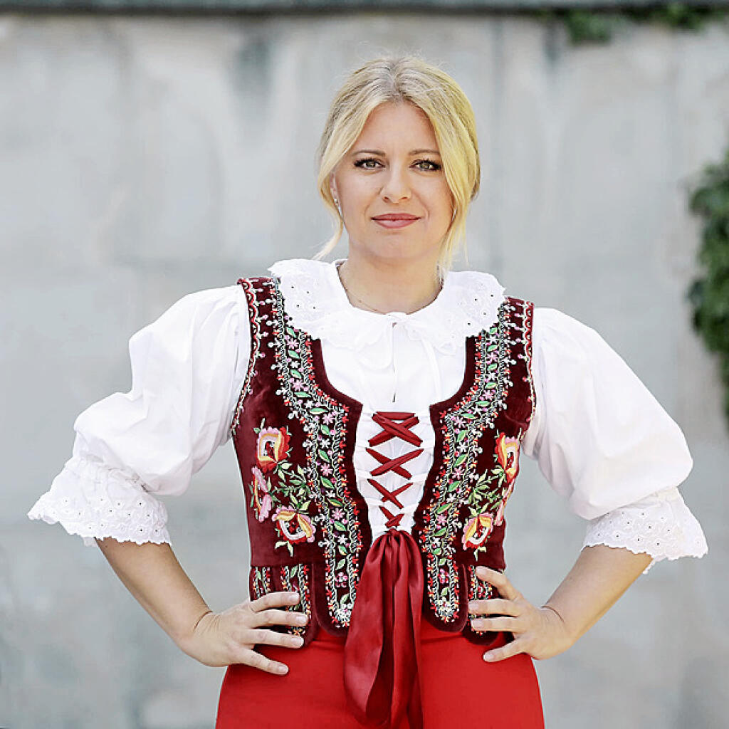 “Ručne ušiť kroj, to sú hodiny a hodiny roboty, pekne steh za stehom...